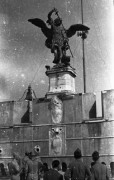 1945, Rzym, Włochy.
Żołnierze 2 Korpusu zwiedzają Zamek św. Anioła (Mauzoleum Hadriana). Rzeźba anioła z mieczem na murze.
Fot. Czesław Dobrecki, zbiory Ośrodka KARTA, Pogotowie Archiwalne [PAF_015], przekazał Krzysztof Dobrecki

