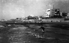 1943, Bliski Wschód.
Grupa osób na plaży, na pierwszym planie mężczyzna zarzucający sieci.
Fot. Czesław Dobrecki, zbiory Ośrodka KARTA, Pogotowie Archiwalne [PAF_015], przekazał Krzysztof Dobrecki

