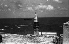 1943, Bliski Wschód.
Wieża minaretu, w tle morze.
Fot. Czesław Dobrecki, zbiory Ośrodka KARTA, Pogotowie Archiwalne [PAF_015], przekazał Krzysztof Dobrecki
