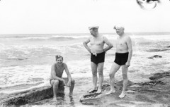 1943, Bliski Wschód.
Polscy żołnierze na plaży, z lewej siedzi Czesław Dobrecki.
Fot. NN, zbiory Ośrodka KARTA, Pogotowie Archiwalne [PAF_015], przekazał Krzysztof Dobrecki
