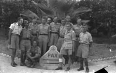 Maj 1940, Jerozolima, Palestyna.
Żołnierze Samodzielnej Brygady Strzelców Karpackich w ogrodzie.
Fot. Czesław Dobrecki, zbiory Ośrodka KARTA, Pogotowie Archiwalne [PAF_015], przekazał Krzysztof Dobrecki