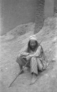 1943, Irak.
Mężczyzna z kijem w dłoniach siedzący na ziemi.
Fot. Czesław Dobrecki, zbiory Ośrodka KARTA, Pogotowie Archiwalne [PAF_015], przekazał Krzysztof Dobrecki
