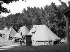 1943, Kair, Egipt.
Namioty, w których mieszkali polscy żołnierze, przed namiotem siedzi Czesław Dobrecki.
Fot. NN, zbiory Ośrodka KARTA, Pogotowie Archiwalne [PAF_015], przekazał Krzysztof Dobrecki