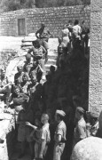 1942-1943, Bliski Wschód.
Grupa polskich żołnierzy, w tle kamienny mur.
Fot. Czesław Dobrecki, zbiory Ośrodka KARTA, Pogotowie Archiwalne [PAF_015], przekazał Krzysztof Dobrecki

