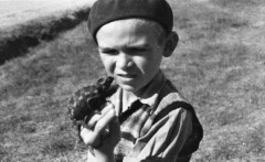 1942-1943, Bliski Wschód.
Chłopiec z kameleonem.
Fot. Czesław Dobrecki, zbiory Ośrodka KARTA, Pogotowie Archiwalne [PAF_015], przekazał Krzysztof Dobrecki
