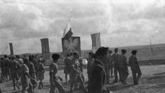 1942-1943, Bliski Wschód.
Uroczystości wojskowe, polskie godło i flagi.
Fot. Czesław Dobrecki, zbiory Ośrodka KARTA, Pogotowie Archiwalne [PAF_015], przekazał Krzysztof Dobrecki