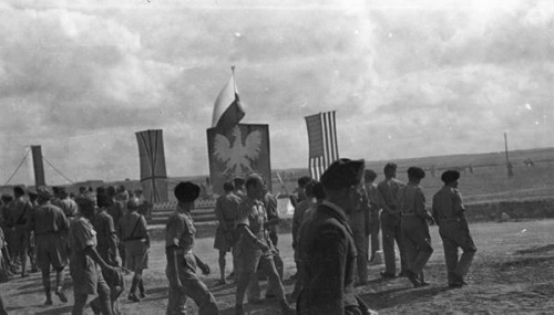 1942-1943, Bliski Wschód.
Uroczystości wojskowe, polskie godło i flagi.
Fot. Czesław Dobrecki, zbiory Ośrodka KARTA, Pogotowie Archiwalne [PAF_015], przekazał Krzysztof Dobrecki