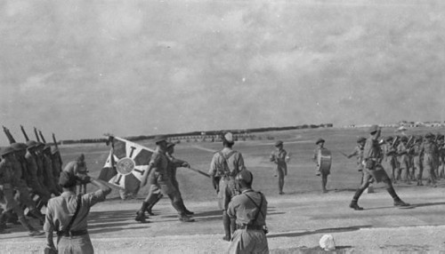 1942-1943, Bliski Wschód.
Uroczystości wojskowe, defilada oddziałów.
Fot. Czesław Dobrecki, zbiory Ośrodka KARTA, Pogotowie Archiwalne [PAF_015], przekazał Krzysztof Dobrecki