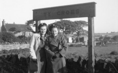1946-1947, Ty Croes, Wielka Brytania
Dwie ochotniczki z Pomocniczej Służby Kobiet stoją obok tablicy z nazwą miejscowości na stacji kolejowej.
Fot. Czesław Dobrecki, zbiory Ośrodka KARTA, Pogotowie Archiwalne [PAF_015], przekazał Krzysztof Dobrecki

