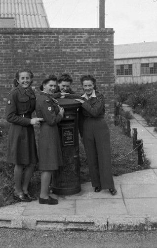1946-1947, brak miejsca., Wielka Brytania
Ochotniczki z Pomocniczej Służby Kobiet stoją obok skrzynki pocztowej.
Fot. Czesław Dobrecki, zbiory Ośrodka KARTA, Pogotowie Archiwalne [PAF_015], przekazał Krzysztof Dobrecki
