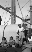1946-1947, brak miejsca.
Żołnierze 2 Korpusu Polskiego na statku płynącym z Włoch do Wielkiej Brytanii w 1946 roku lub w 1947 na statku 