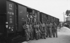 1944-1945, Włochy.
Żołnierze 2 Korpusu stoją obok pociągu.
Fot. NN, zbiory Ośrodka KARTA, Pogotowie Archiwalne [PAF_015], przekazał Krzysztof Dobrecki