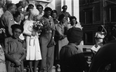 1944-1945, Rzym, Włochy.
Żołnierski ślub, młoda para z gośćmi przed kościołem. 
Fot. Czesław Dobrecki, zbiory Ośrodka KARTA, Pogotowie Archiwalne [PAF_015], przekazał Krzysztof Dobrecki

