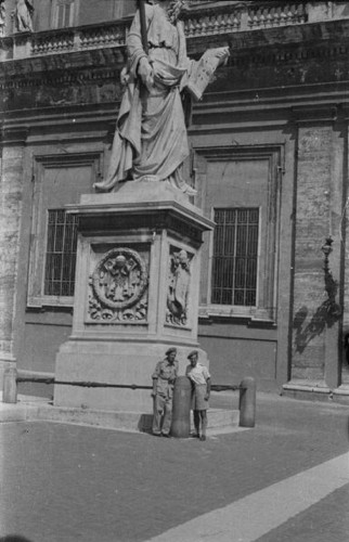 1944-1946, Watykan.
Plac Św. Piotra, żołnierze 2 Korpusu obok rzeźby przestawiającej św. Pawła, stojącej przed bazyliką. 
Fot. Czesław Dobrecki, zbiory Ośrodka KARTA, Pogotowie Archiwalne [PAF_015], przekazał Krzysztof Dobrecki