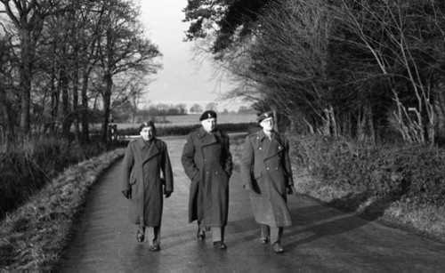 1946-1947, hrabstwo Lincolnshire, Wielka Brytania.
Trzej żołnierze 2 Korpusu idą drogą.
Fot. Czesław Dobrecki, zbiory Ośrodka KARTA, Pogotowie Archiwalne [PAF_015], przekazał Krzysztof Dobrecki