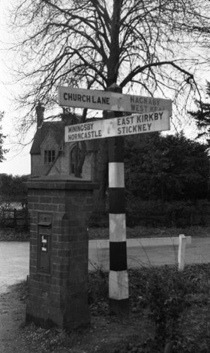 1946-1947, hrabstwo Lincolnshire, Wielka Brytania.
Drogowskaz na skrzyżowaniu.
Fot. Czesław Dobrecki, zbiory Ośrodka KARTA, Pogotowie Archiwalne [PAF_015], przekazał Krzysztof Dobrecki