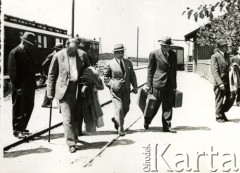 Czerwiec 1937, Stebnik, pow. Dobromil, woj. Lwów, Polska.
Stacja kolejowa w Stebniku, przybycie wizytacji do tutejszej kopalni soli.
Fot NN. zbiory Ośrodka KARTA, Pogotowie Archiwalne [PAF_008], udostępnił Michał Witt