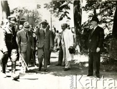 Czerwiec 1937, Stebnik, pow. Dobromil, woj. Lwów, Polska.
Stanisław Mikołajczyk (w środku) z wizytą w Stebniku. Podczas wizyty odwiedził tutejszą kopalnię soli.
Fot NN. zbiory Ośrodka KARTA, Pogotowie Archiwalne [PAF_008], udostępnił Michał Witt