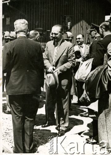 Czerwiec 1937, Stebnik, pow. Dobromil, woj. Lwów, Polska.
Stacja kolejowa w Stebniku, przybycie wizytacji do tutejszej kopalni soli.
Fot. NN, zbiory Ośrodka KARTA, Pogotowie Archiwalne [PAF_008], udostępnił Michał Witt