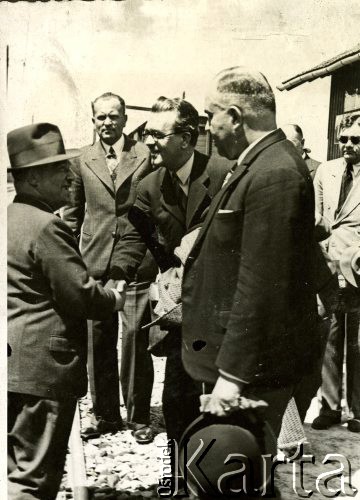 Czerwiec 1937, Stebnik, pow. Dobromil, woj. Lwów, Polska.
Stacja kolejowa w Stebniku, przybycie wizytacji do tutejszej kopalni soli.
Fot. NN, zbiory Ośrodka KARTA, Pogotowie Archiwalne [PAF_008], udostępnił Michał Witt