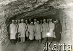 Czerwiec 1937, Stebnik, pow. Dobromil, woj. Lwów, Polska.
Wizytacja kopalni soli, grupa mężczyzn w faruchach w podziemnym chodniku.
Fot. NN,  zbiory Ośrodka KARTA, Pogotowie Archiwalne [PAF_008], udostępnił Michał Witt