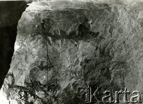 Czerwiec 1937, Stebnik, pow. Dobromil, woj. Lwów, Polska.
Kopalnia soli, górnicy podczas pracy w komorze.
Fot. NN, zbiory Ośrodka KARTA, Pogotowie Archiwalne [PAF_008], udostępnił Michał Witt