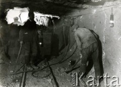 Czerwiec 1937, Stebnik, pow. Dobromil, woj. Lwów, Polska.
Kopalnia soli, górnicy podczas pracy w podziemnym chodniku.
Fot. NN, zbiory Ośrodka KARTA, Pogotowie Archiwalne [PAF_008], udostępnił Michał Witt