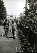Czerwiec 1937, Stebnik, pow. Dobromil, woj. Lwów, Polska.
Wizyta Stanisława Mikołajczyka (widoczny w głębi, z kapeluszem w ręku) w Stebniku. Na zdjęciu składanie raportu przez członków Związku Rezerwistów i Związku Strzeleckiego.
Fot. NN, zbiory Ośrodka KARTA, Pogotowie Archiwalne [PAF_008], udostępnił Michał Witt