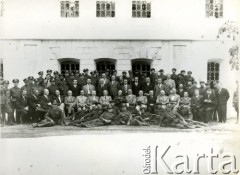 Czerwiec 1937, Stebnik, pow. Dobromil, woj. Lwów, Polska.
Wizyta Stanisława Mikołajczyka (siedzi dziesiąty od lewej) w Stebniku. Zdjęcie grupowe wykonane z członkami Związku Strzeleckiego i Związku Rezerwistów.
Fot. NN, zbiory Ośrodka KARTA, Pogotowie Archiwalne [PAF_008], udostępnił Michał Witt