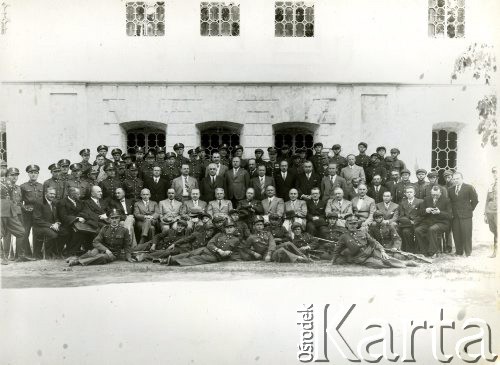 Czerwiec 1937, Stebnik, pow. Dobromil, woj. Lwów, Polska.
Wizyta Stanisława Mikołajczyka (siedzi dziesiąty od lewej) w Stebniku. Zdjęcie grupowe wykonane z członkami Związku Strzeleckiego i Związku Rezerwistów.
Fot. NN, zbiory Ośrodka KARTA, Pogotowie Archiwalne [PAF_008], udostępnił Michał Witt
