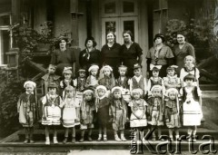 1937, Stebnik, pow. Dobromil, woj. Lwów, Polska.
Przedszkolaki w strojach regionalnych i ich nauczycielki przed budynkiem.
Fot. NN, zbiory Ośrodka KARTA, Pogotowie Archiwalne [PAF_008], udostępnił Michał Witt