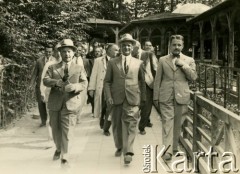 Czerwiec 1937, Truskawiec, pow. Drohobycz, woj. Lwów, Polska.
Stanisław Mikołajczyk ( idzie w pierwszym rzędzie, w środku) z wizytą w uzdrowisku. Obok niego, pierwszy z prawej to dr Roman Jarosz dyrektor uzdrowiska w Truskawcu.
Fot. NN, zbiory Ośrodka KARTA, Pogotowie Archiwalne [PAF_008], udostępnił Michał Witt