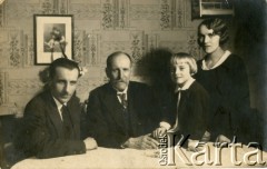 1920-1930, brak miejsca, Polska.
Stefan Niciewicz (siedzi pierwszy z lewej) wraz z rodziną.
Fot. NN, zbiory Ośrodka KARTA, Pogotowie Archiwalne [PAF_018], udostępniła Stefania Sobczyk
