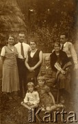 1920-1930, brak miejsca, Polska.
Stefan Niciewicz (stoi pierwszy z prawej) z rodziną.
Fot. NN, zbiory Ośrodka KARTA, Pogotowie Archiwalne [PAF_018], udostępniła Stefania Sobczyk