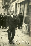 2.09.1934, brak miejsca, Polska.
Stefan Niciewicz na ulicy, w tle przechodnie.
Fot. NN, zbiory Ośrodka KARTA, Pogotowie Archiwalne [PAF_018], udostępniła Stefania Sobczyk