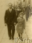 23.08.1936, Poznań, Polska.
Stefan Niciewicz na spacerze z synem na ulicy Basztowej.
Fot. NN, zbiory Ośrodka KARTA, Pogotowie Archiwalne [PAF_018], udostępniła Stefania Sobczyk.
