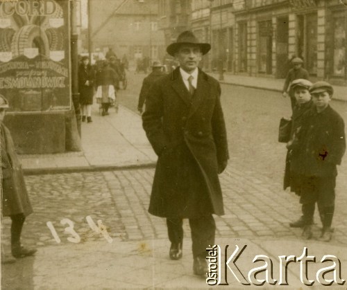 1940-1945, brak miejsca, Polska.
Stefan Niciewicz podczas spaceru na ulicy, po prawej stronie stoją dwaj chłopcy.
Fot. NN, zbiory Ośrodka KARTA, Pogotowie Archiwalne [PAF_018], udostępniła Stefania Sobczyk