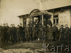 09.02.1933, Budyszcze, gm. Lubitów, pow. Kowel, woj. wołyńskie, Polska.
Grupa żołnierzy stoi przed budynkiem.
Fot. NN, zbiory Ośrodka KARTA, Pogotowie Archiwalne [PAF_018], udostępniła Stefania Sobczyk
