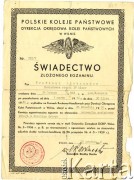 15.12.1936, Wilno, Polska.
Świadectwo uzyskane przez Aleksandra Trofimuka informujące, że po wysłuchaniu wykładów na kursach Ruchowo - Handlowych przy Dyrekcji Okręgowej Kolei Państwowych w Wilnie zdał on egzamin na pomocnika zawiadowcy stacji z wynikiem dobrym. Na dokumencie widoczna jest pieczęć Dyrekcji Okręgowej Kolei Państwowych w Wilnie. 
Fot. zbiory Ośrodka KARTA, Pogotowie Archiwalne [PAF_013], udostępniła Teresa Tylicka