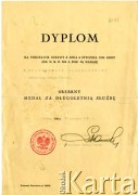 30.06.1939, Wilno, Polska.
Dyplom Aleksandra Trofimuka poświadczający nadanie mu przez Dyrekcję Okręgową Kolei Państwowych w Wilnie Srebrnego Medalu za długoletnią służbę. Na dyplomie widoczna jest pieczęć dyrekcji Okręgowej Kolei Państwowych w Wilnie.
Fot. zbiory Ośrodka KARTA, Pogotowie Archiwalne [PAF_013], udostępniła Teresa Tylicka