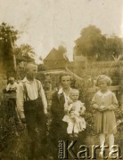 1933-1939, brak miejsca, Polska.
Rodzina Błędzkich w ogrodzie, córka - Felicja Błędzka. Najmniejsze dziecko trzyma lalkę. 
Fot. NN, zbiory Ośrodka KARTA, Pogotowie Archiwalne [PAF_019], udostępniła Elżbieta Kiepin