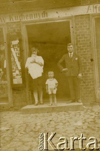 1935-1939, brak miejsca, Polska.
Rodzina przed wejściem do sklepu z urządzeniami kuchennymi.
Fot. NN, zbiory Ośrodka KARTA, Pogotowie Archiwalne [PAF_019], udostępniła Elżbieta Kiepin