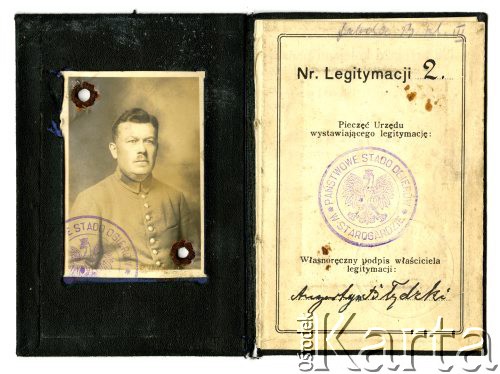 1934-1939,Starogard, woj. pomorskie, Polska.
Legitymacja pracownicza Augustyna Błędzkiego wystawiona przez Państwowe Stado Ogierów w Starogardzie. Na legitymacji widoczna jest pieczęć tej stadniny.
Fot. zbiory Ośrodka KARTA, Pogotowie Archiwalne [PAF_019], udostępniła Elżbieta Kiepin