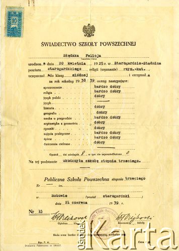 21.06.1939, Bobowo, pow. Starogard, woj. pomorskie, Polska.
Świadectwo Felicji Błędzkiej ukończenia klasy siódmej Publicznej Szkoły Powszechnej stopnia trzeciego w Bobowie. Na świadectwie widoczna jest pieczęć tej szkoły, w lewym górnym rogu znaczek o treści: 
