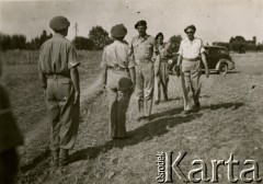 1943, Irak (?).
Dowódca Armii Polskiej na Wschodzie gen. Władysław Anders (stoi trzeci z lewej) przyjmuje meldunek dowódcy jednostki.
Fot. NN, zbiory Ośrodka KARTA, Pogotowie Archiwalne [PAF_009], udostępniła Barbara Raszczyk