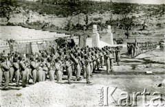 1943, Kirkuk, Irak.
Żołnierze Armii Polskiej na Wschodzie podczas uroczystości wojskowej.
Fot. NN, zbiory Ośrodka KARTA, Pogotowie Archiwalne [PAF_009], udostępniła Barbara Raszczyk