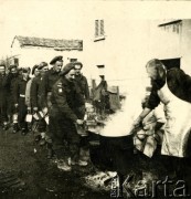 1943-1945, brak miejsca.
Grupa polskich żołnierzy z Armii Polskiej na Wschodzie w kolejce po posiłek. 
Fot. NN, zbiory Ośrodka KARTA, Pogotowie Archiwalne [PAF_009], udostępniła Barbara Raszczyk