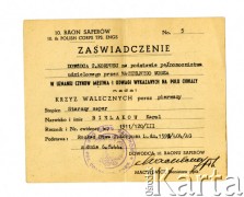 1944, Włochy.
Zaświadczenie o nadaniu Krzyża Walecznych starszemu saperowi Karolowi Bielakowowi w uznaniu czynów wojennych podczas kampanii włoskiej. Zaświadczenie wydał dowódca 10 Batalionu Saperów ppłk Stanisław Maculewicz na podstawie rozkazu dowództwa 2 Korpusu Polskiego z dnia 6 sierpnia 1944 roku. Na zaświadczeniu widoczna jest pieczęć 10 Batalionu Saperów. 
Fot. zbiory Ośrodka KARTA, Pogotowie Archiwalne [PAF_009], udostępniła Barbara Raszczyk