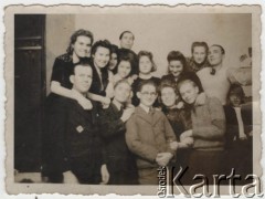 1944, Königsberg, Niemcy.
Grupa robotników przymusowych z Polski. Dziewczęta pracowały w zakładach Kocha przerabiających odzież przywożoną z obozów koncentracyjnych, dyrektorami zakładów byli oficerowie Necis i Beker. Na zdjęciu m.in. Barbara Zbrzyzna z Mławy, Krystyna Ruskówna z siostrą, z prawej stoi Wiesław z Płocka. Podpis na odwrocie: 