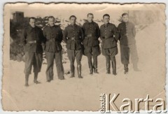 Zima 1944, Königsberg, Niemcy.
Belgijscy jeńcy wojenni, z prawej jeniec Polak - Zygmunt, wszyscy byli robotnikami przymusowymi i pracowali w dziale obuwniczym zakładów Kocha zajmując się przerabianiem starych butów.
Fot. NN, zbiory Ośrodka KARTA, Pogotowie Archiwalne [PAF_051], udostępniła Barbara Zacharko